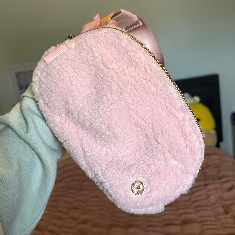 Lululemon Sherpa belt bag